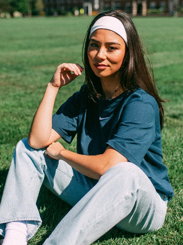 NIKE SPORTSWEAR ESSENTIAL T-SHIRT-- Front Pockets Side Pockets Patch Pockets